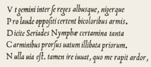 Η πρωτότυπη πλάγια γραμματοσειρά του Arrighi, περ. 1527. Εκείνη την εποχή δεν είχαν ακόμη σχεδιαστεί τα πλάγια κεφαλαία.