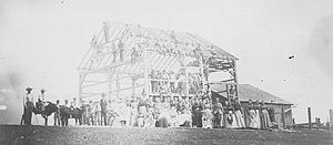 Opførelse af en lade, DeKalb County, Indiana, USA, omkring 1900