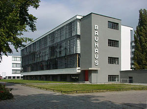 Bangunan utama Bauhaus di Dessau (2003).
