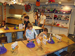 Buelli lastemuuseumis Pueblos, Colorados osalevad lapsed ja nende hooldajad kunsti- ja käsitööõpetuses.