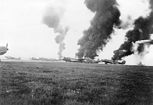 Queimando Junkers alemães Ju 52s em Ypenburg