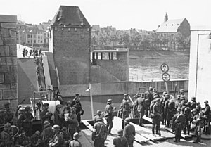Trots att Wilhelminabrugen och Sint Servaasbrug (bilden) förstördes passerade de tyska trupperna Maastricht, en viktig trafikknutpunkt, relativt snabbt. Foto taget den 10 maj 1940 i Maastricht  
