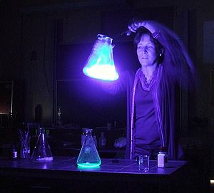 Uma reação quimioluminescente em um frasco de Erlenmeyer produz uma grande quantidade de luz