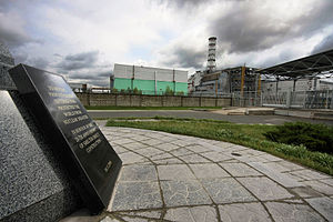Reaktor des Kernkraftwerks Tschernobyl Nr. 4, der umschließende Sarkophag und das Denkmal, 2009.