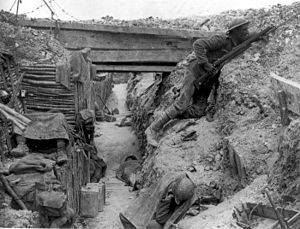 Soldados britânicos em uma trincheira alemã capturada