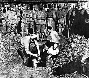 Japonų kareiviai gyvi laidoja Kinijos civilius gyventojus