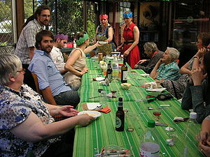 O pudim de Natal é servido no final do jantar de Natal na varanda na Austrália.