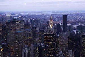 Midtown Manhattan a New York City, il più grande distretto commerciale centrale del mondo. Si vede la corona a terrazze del Chrysler Building illuminata all'alba.