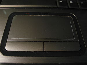 タッチパッド、指でスクロールできる大きなスペースと左右2つのクリックボタンを搭載