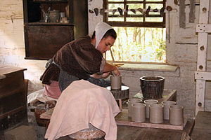 Demostración del torno de cerámica de 1836 en el museo histórico viviente de Conner Prairie.  