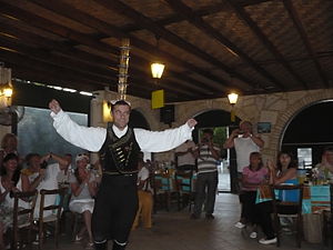 Cypryjski taniec ludowy z okularami w Paphos