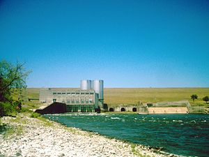 Een foto van de Denison Dam en waterkrachtcentrale.  