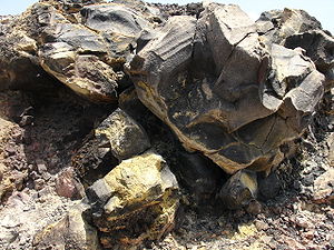 Afzetting van zwavel op een rots, veroorzaakt door vulkanische gassen die waterstofsulfide bevatten