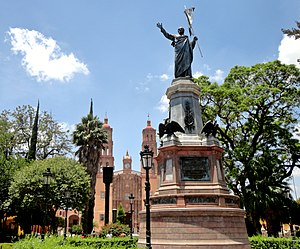 Kirche und die Statue von Hidalgo
