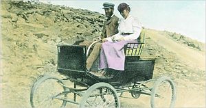 Ф.О. Стэнли и его жена Флора на первом автомобиле поднялись на вершину горы Вашингтон, штат Нью-Гэмпшир.