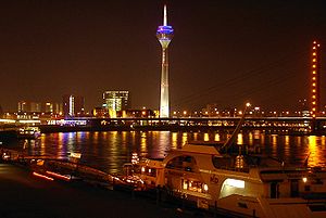Düsseldorf bij nacht.