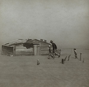 Farmár a jeho dvaja synovia počas prašnej búrky; okres Cimarron, Oklahoma, 1936.