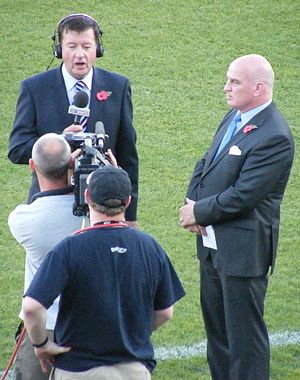 Angličtí komentátoři Eddie Hemmings a Mike Stephenson na stadionu Parramatta během mistrovství světa v ragby 2008.  