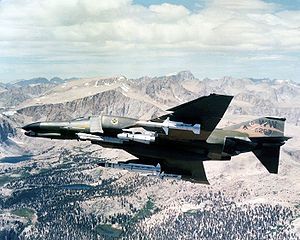 F-4G, joka kantaa aseita, lähimmästä kaukaisimpaan: AGM-88 HARM, AGM-65 Maverick, ALQ-119 ECM-kapseli, AGM-78 Standard ARM ja AGM-45 Shrike, noin vuonna 1981.  