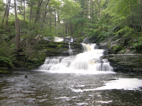 Typische bergrivier die van een hoogte komt: de Factory Falls in het Pocono gebergte, Pennsylvania.