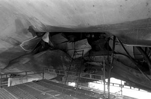 Detail poškozeného trupu lodi Roberts.