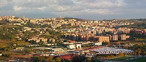 El horizonte de la ciudad de Perugia en la cima de la colina y el valle