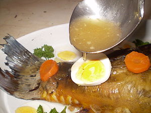 Verser du bouillon de poisson sur un poisson farci