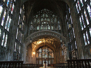 Das Innere der Kathedrale von Gloucester vermittelt den Eindruck eines "Käfigs" aus Stein und Glas, wie er für die senkrechte Architektur typisch ist. Es ist kein verziertes Maßwerk zu sehen, und die Linien sowohl an den Wänden als auch an den Fenstern sind schärfer und weniger extravagant geworden.