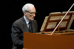Gustav Leonhardt mängib klavessiinil MAfestivalil Bruggeses