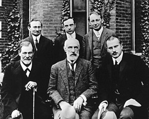 První řada: Stanley Hall, Carl Jung; zadní řada: Sigmund Freud, G: Brill, Ernest Jones, Sándor Ferenczi, at: Clark University ve Worcesteru, Massachusetts.