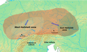 A cultura de Hallstatt pode ser dividida em uma parte oriental e uma ocidental. A linha divisória percorre a República Tcheca e a Áustria, entre 14 e 15 graus a leste