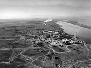 De Hanford-site vertegenwoordigt tweederde van het hoogradioactieve afval van de Verenigde Staten in volume. Kernreactoren langs de oever van de Hanford Site langs de Columbia River in januari 1960.