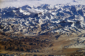 Himalaya vanaf het Internationale Ruimtestation, kijkend naar het zuiden vanaf het Tibetaanse Plateau. De toppen zijn Makalu [links (8.462 meter; 27.765 voet)], Everest [midden (8.848 meter; 29.035 voet)], Lhotse [midden (8.516 meter; 27.939 voet)] en Cho Oyu [rechts (8.201 meter; 26.906 voet)].