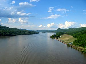 Fotografie řeky Hudson při pohledu na sever od mostu Bear Mountain Bridge