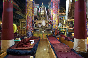 Świątynia Jokhang, w której znajduje się najbardziej czczony posąg w Tybecie, oryginalny kompleks zbudowany przez tego cesarza