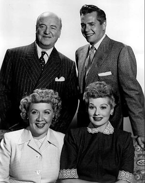 Publiciteitsfoto van de I Love Lucy cast: William Frawley (Fred Mertz), Desi Arnaz (Ricky Ricardo), Vivian Vance (Ethel Mertz), Lucille Ball (Lucy Ricardo)