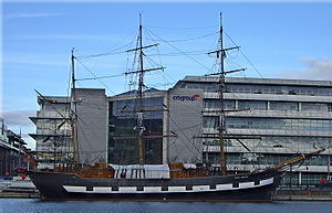 Réplica do "bom navio" Jeanie Johnston, que navegou durante a Grande Fome, quando os navios de caixão eram comuns. Nunca ninguém morreu no "navio bom".
