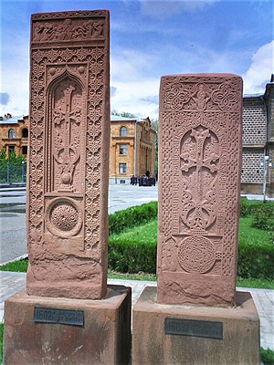 Dois khachkars tipo Julfa do século 16, retirados do cemitério Julfa antes de sua destruição pelo Azerbaijão