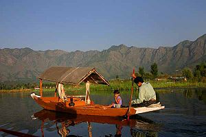 Деревянная лодка (шикара) на озере Дал.