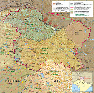 Um mapa de Cachemira mostrando as linhas de controle com mais detalhes. O território controlado pela Índia é amarelo/marrom claro; o território controlado pelo Paquistão é verde; o território controlado pela China é marrom mais escuro. O triângulo em branco/verde/amarelo é a geleira Siachen, controlada pela Índia.