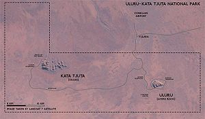 Mapa území parku s vyznačením jeho hranic. Yulara leží mimo park na severovýchodě.  