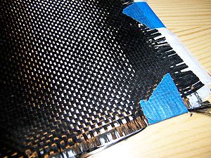 Een doek van geweven koolstofvezelfilamenten wordt gewoonlijk gebruikt ter versterking van composietmaterialen.  