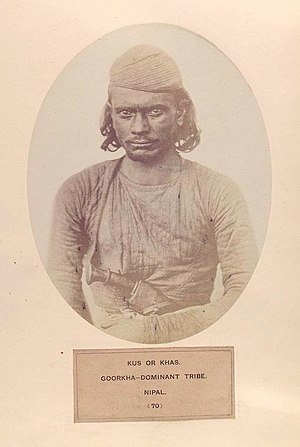 Amostra de foto do homem Khas no trabalho acadêmico na Biblioteca da Índia