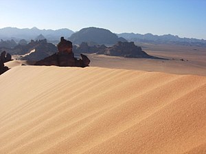 Libyan aavikkomaisema Etelä-Libyassa.  