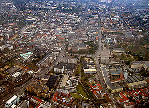 Aerial view from 2003: In the center is the Residence Palace, to the right are the Hessian State Museum and the Hessian State Archives; behind the Palace is the Ludwig Monument on Luisenplatz