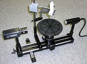 Yüzey gerilimi, bir gonyometre üzerinde asılı damla yöntemi kullanılarak ölçülebilir.