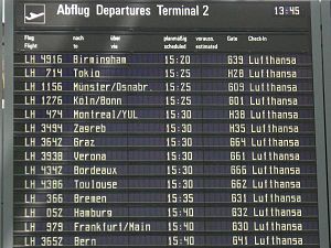 Placa LCD com informações de vôo no Aeroporto Internacional de Munique