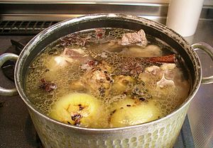 Bouillon maken in een pan op het fornuis