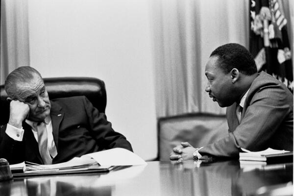 Prezidents Lindons Džonsons un Dr. Kings 1966. gadā runā par taisnīgiem mājokļiem.