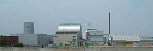 La centrale de cogénération de Masnedø au Danemark. Cette centrale brûle de la paille comme combustible. La centrale chauffe les serres adjacentes.